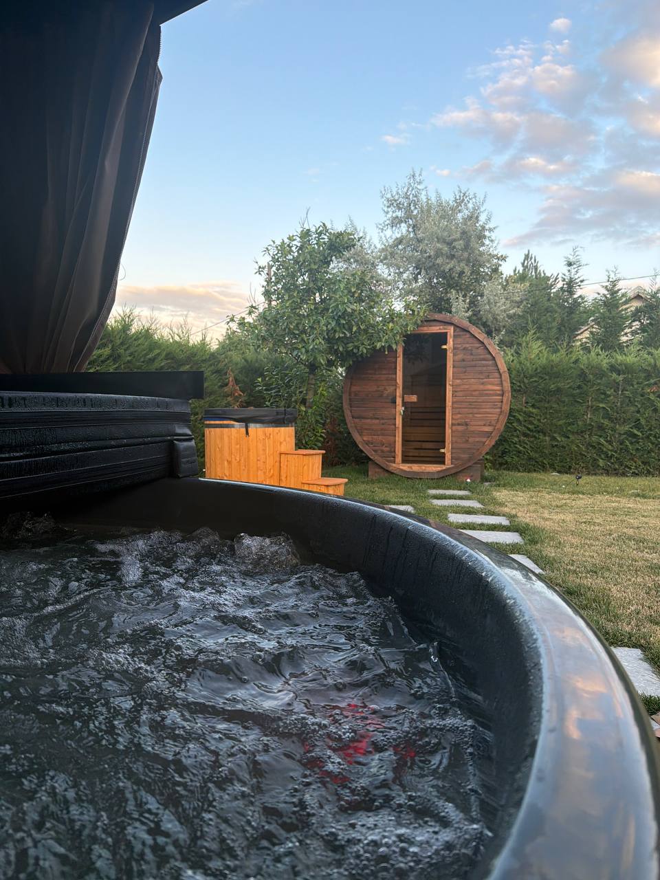 Jacuzzi dhe sauna në ambientin e eventit